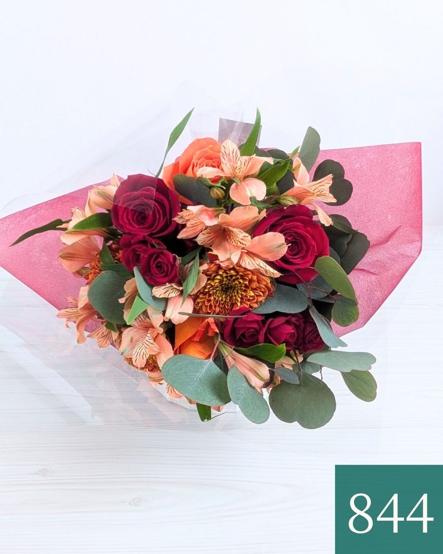 オレンジ色と赤色の花束、おしゃれなアレンジメント。会社のお祝い・記念日に喜ばれるお花のギフト