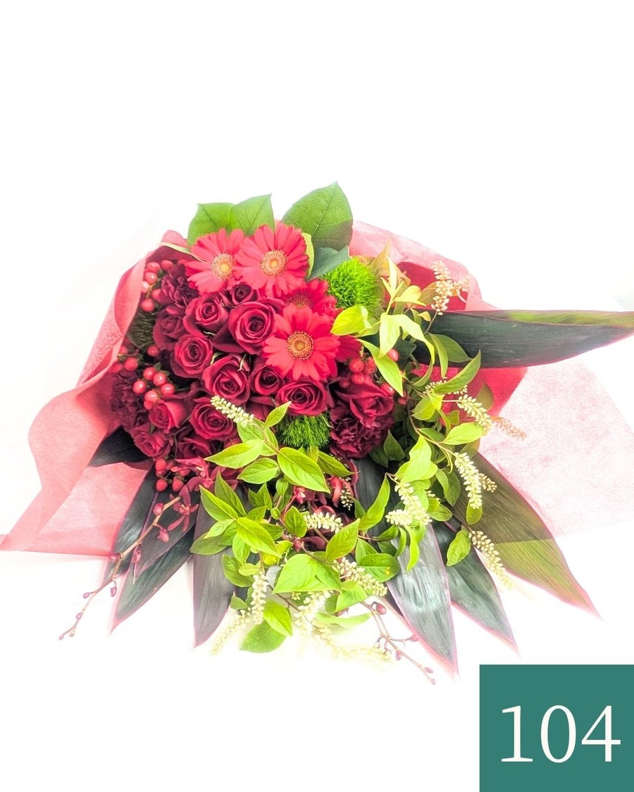 赤い花束、かっこいい生花のアレンジメント。会社のお祝い・記念日に喜ばれるお花のギフト・贈り物