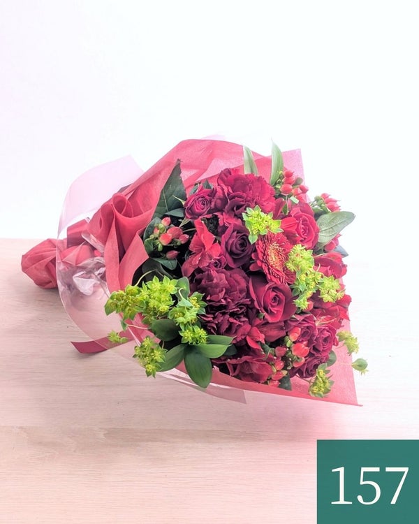 赤い花束、かっこいい生花のアレンジメント。会社のお祝い・記念日に喜ばれるお花のギフト・贈り物