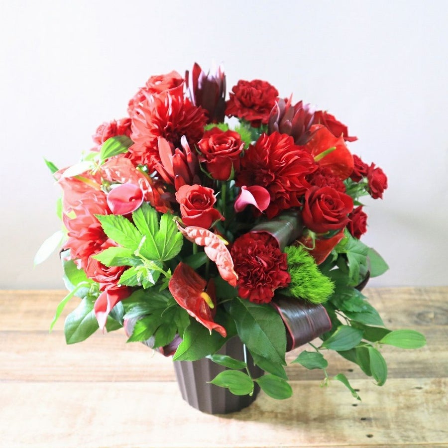 赤い花束、かっこいい生花のアレンジメント。会社のお祝い・記念日に喜ばれるお花のギフト・贈り物