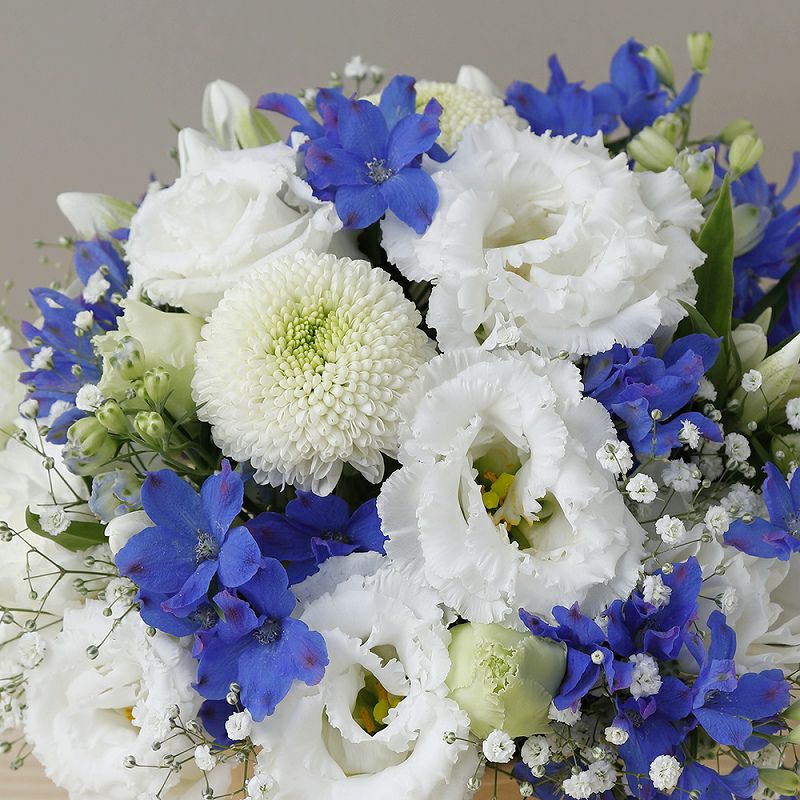 青と白の花束 2Lサイズ｜27,000円・贈り物が並ぶ場でも｜花以想