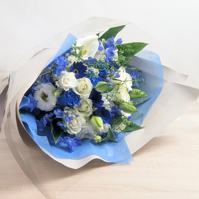 青い花束、青い花の生花アレンジメント。会社のお祝い・記念日に喜ばれるお花のギフト・贈り物