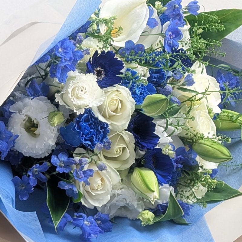 青い花束、青い花の生花アレンジメント。会社のお祝い・記念日に喜ばれるお花のギフト・贈り物