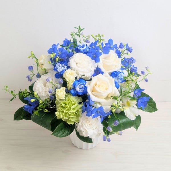 青い花束、青い花の生花アレンジメント。会社のお祝い・記念日に喜ばれるお花のギフト・贈り物