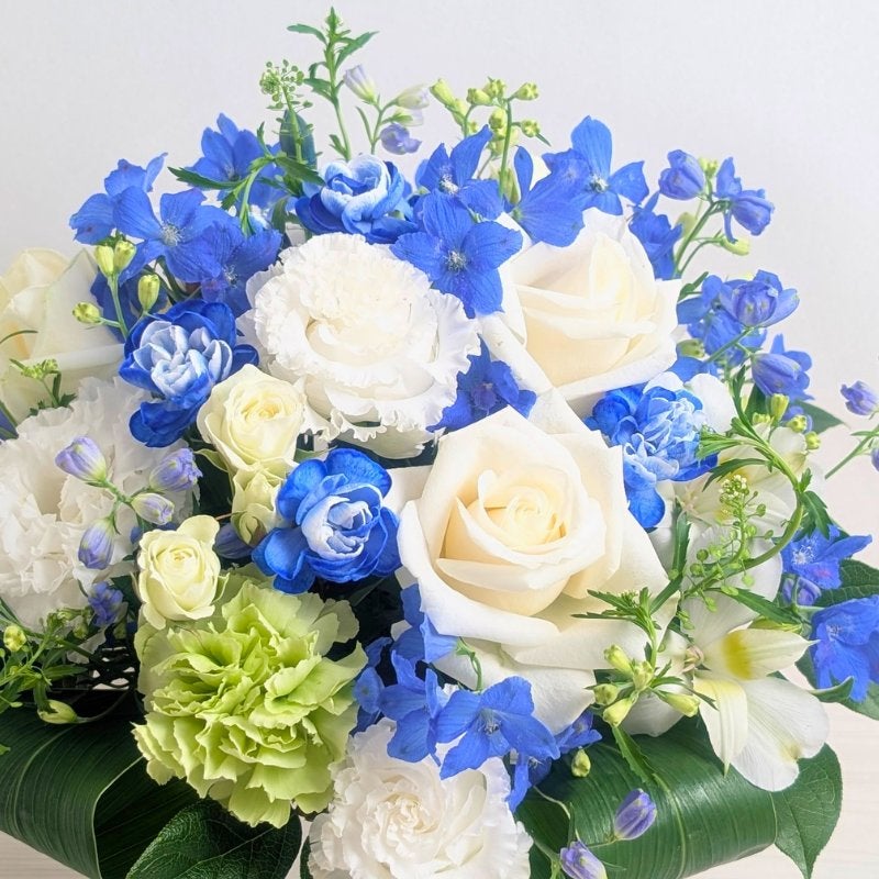 青い花束、青い花の生花アレンジメント。会社のお祝い・記念日に喜ばれるお花のギフト・贈り物