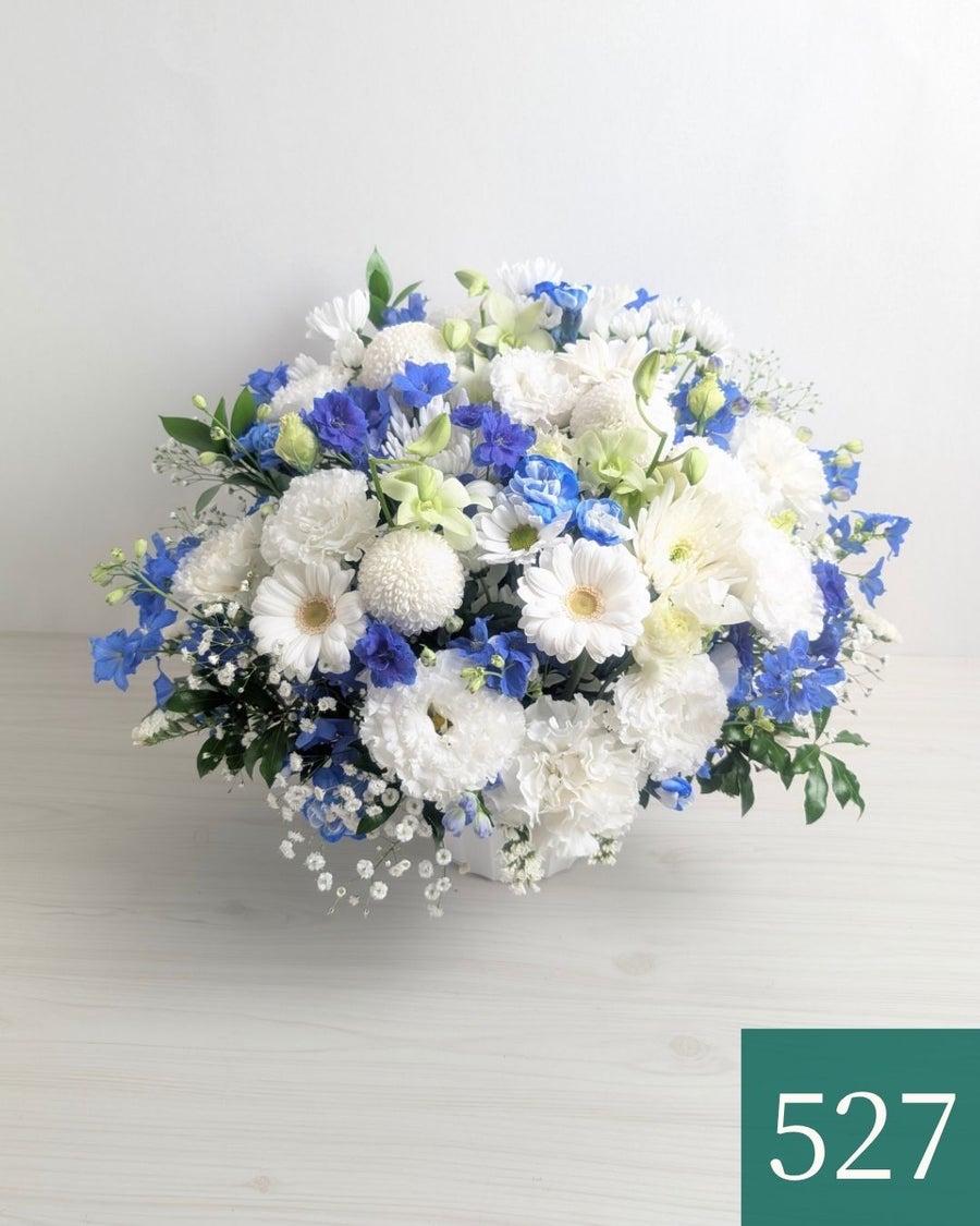 青い花束、青い花の生花アレンジメント。会社のお祝い・記念日に喜ばれるお花のギフト・贈り物