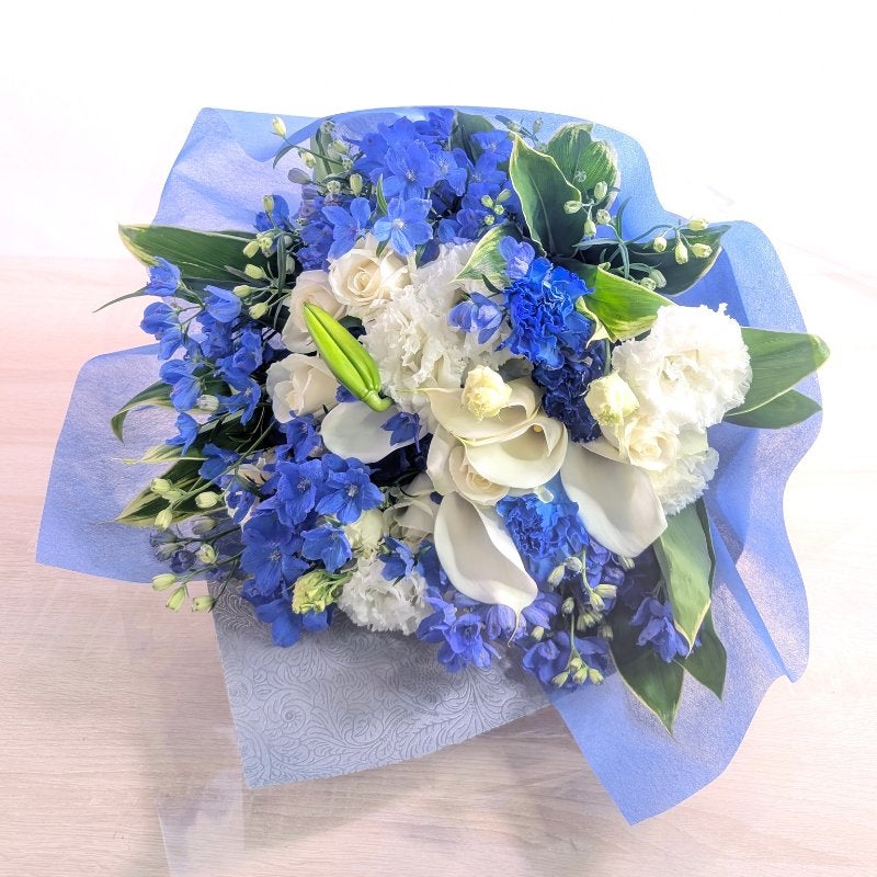 青い花束、青い花の生花アレンジメント。会社のお祝い・記念日に喜ばれるお花のギフト・贈り物