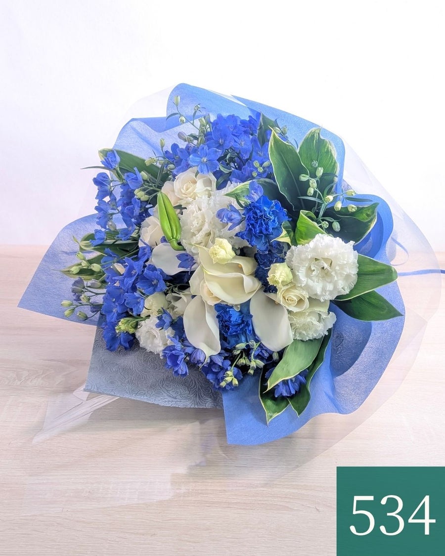 青い花束、青い花の生花アレンジメント。会社のお祝い・記念日に喜ばれるお花のギフト・贈り物