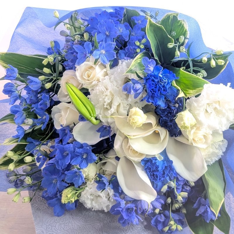 青い花束、青い花の生花アレンジメント。会社のお祝い・記念日に喜ばれるお花のギフト・贈り物