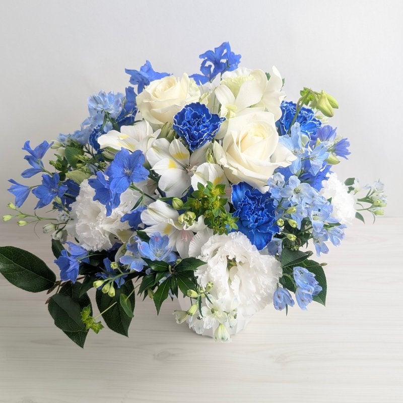 青い花束、青い花の生花アレンジメント。会社のお祝い・記念日に喜ばれるお花のギフト・贈り物