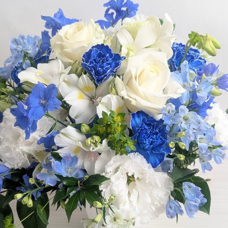 青い花束、青い花の生花アレンジメント。会社のお祝い・記念日に喜ばれるお花のギフト・贈り物