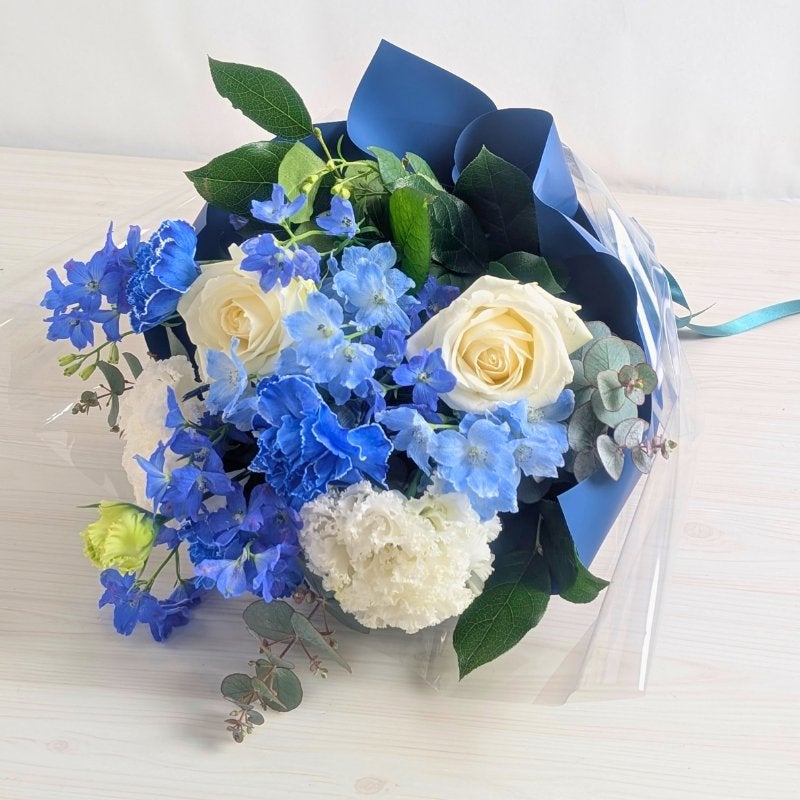 青い花束、青い花の生花アレンジメント。会社のお祝い・記念日に喜ばれるお花のギフト・贈り物