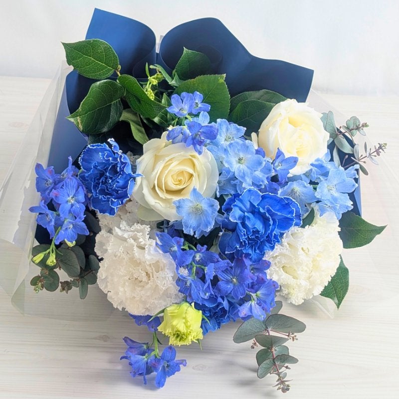 青い花束、青い花の生花アレンジメント。会社のお祝い・記念日に喜ばれるお花のギフト・贈り物