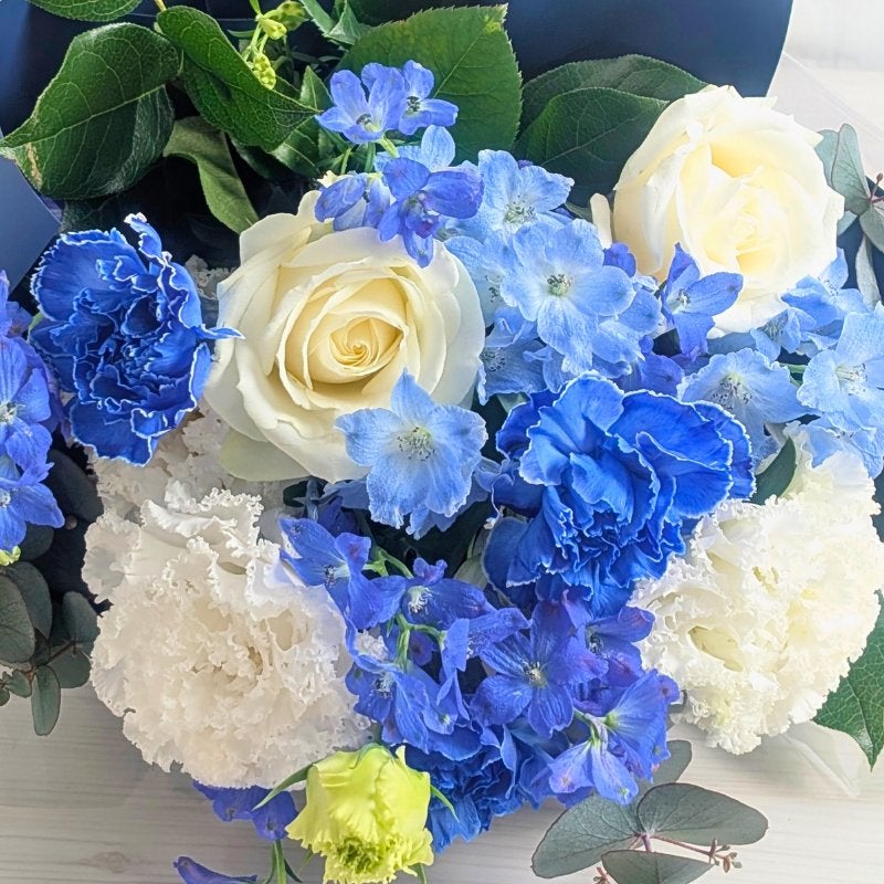 青い花束、青い花の生花アレンジメント。会社のお祝い・記念日に喜ばれるお花のギフト・贈り物