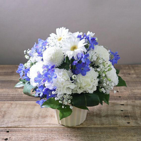 【ブルー系】サムシングブルー・青・水色・涼しげで知的な印象のアレンジメント・「インディゴ」  S｜おしゃれな花束・アレンジ通販【最短翌日着】｜花以想（はないも）