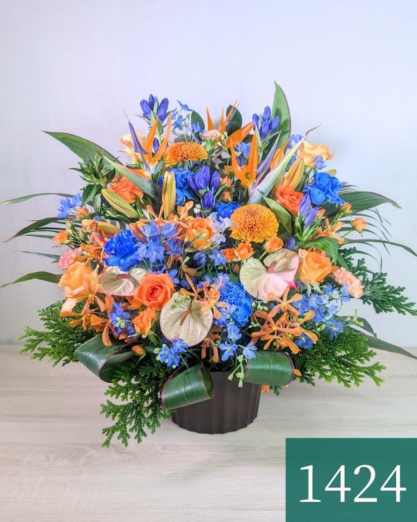 青色とオレンジ色の花束、おしゃれなアレンジメント。お祝い・記念日に喜ばれるお花のギフト