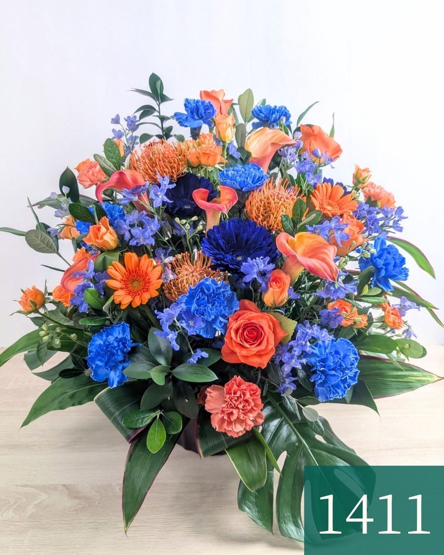 青色とオレンジ色の花束、おしゃれなアレンジメント。お祝い・記念日に喜ばれるお花のギフト