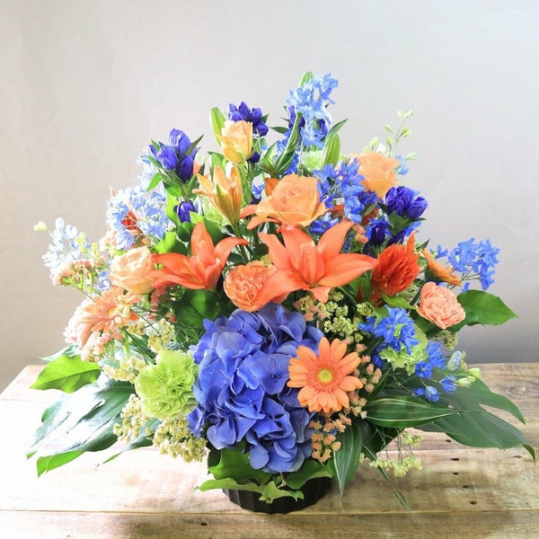 青色とオレンジ色の花束、おしゃれなアレンジメント。お祝い・記念日に喜ばれるお花のギフト