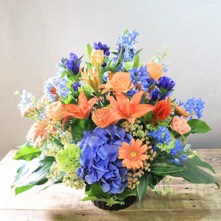 青色とオレンジ色の花束、おしゃれなアレンジメント。お祝い・記念日に喜ばれるお花のギフト