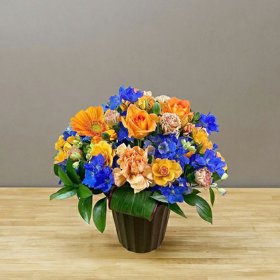 青色とオレンジ色の花束、おしゃれなアレンジメント。お祝い・記念日に喜ばれるお花のギフト