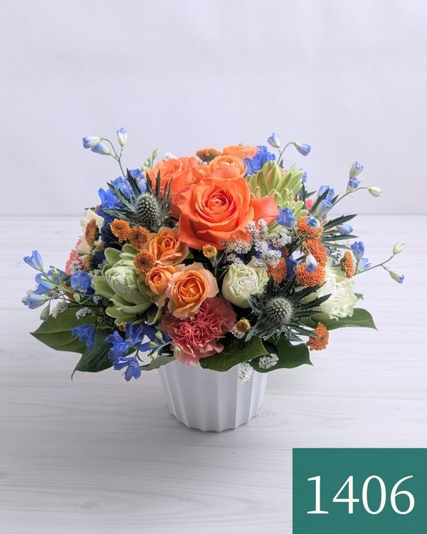 青色とオレンジ色の花束、おしゃれなアレンジメント。お祝い・記念日に喜ばれるお花のギフト