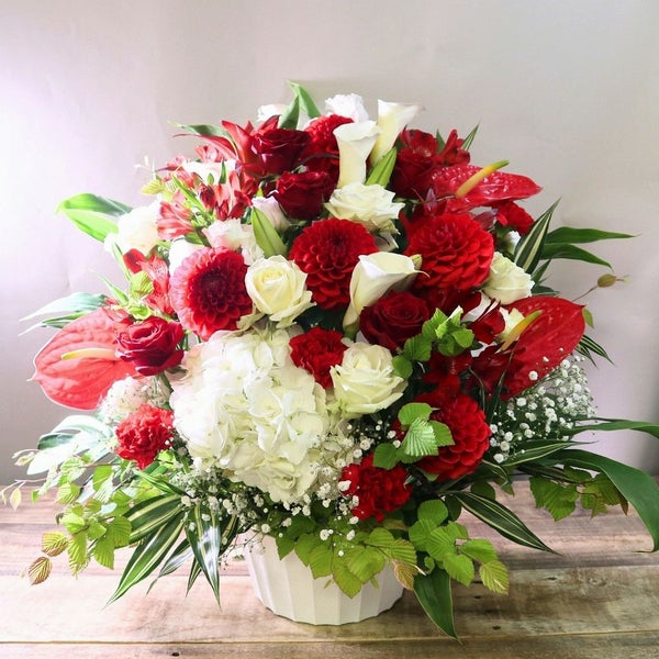 赤色と白色の花束、アレンジメント。お祝い・記念日に贈るお花のプレゼント・贈り物