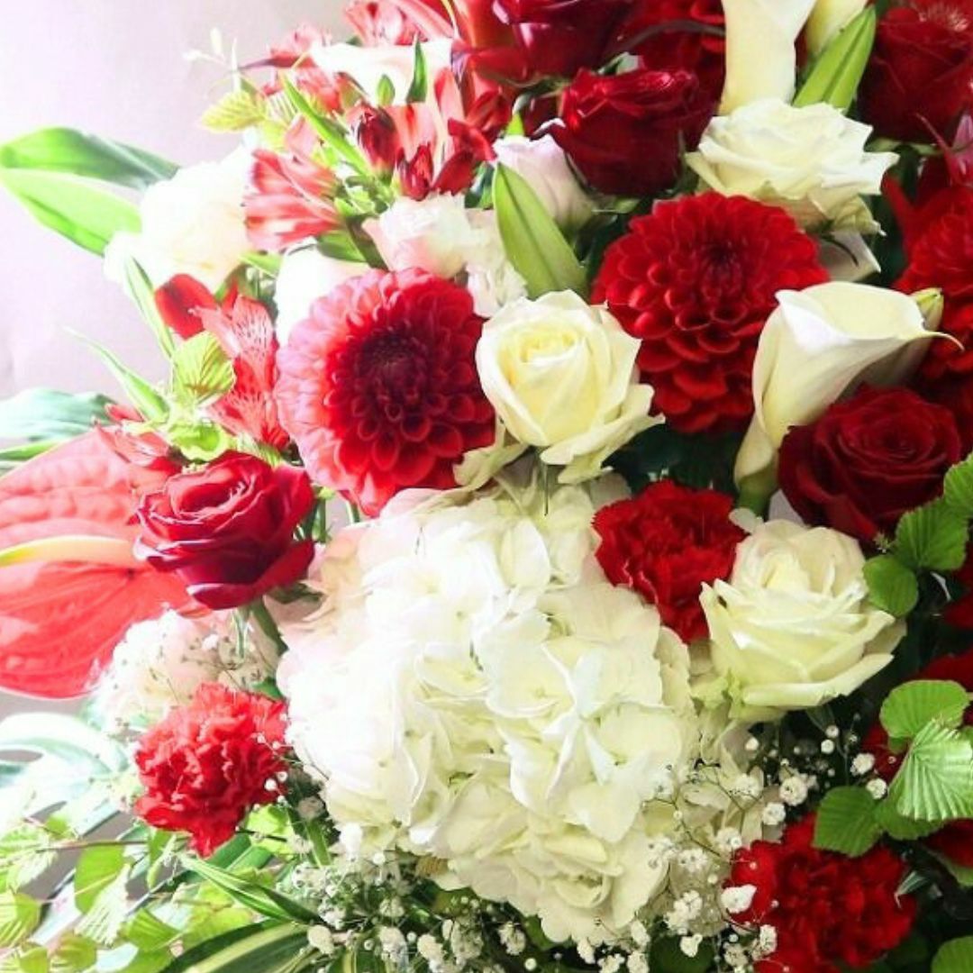 赤色と白色の花束、アレンジメント。お祝い・記念日に贈るお花のプレゼント・贈り物
