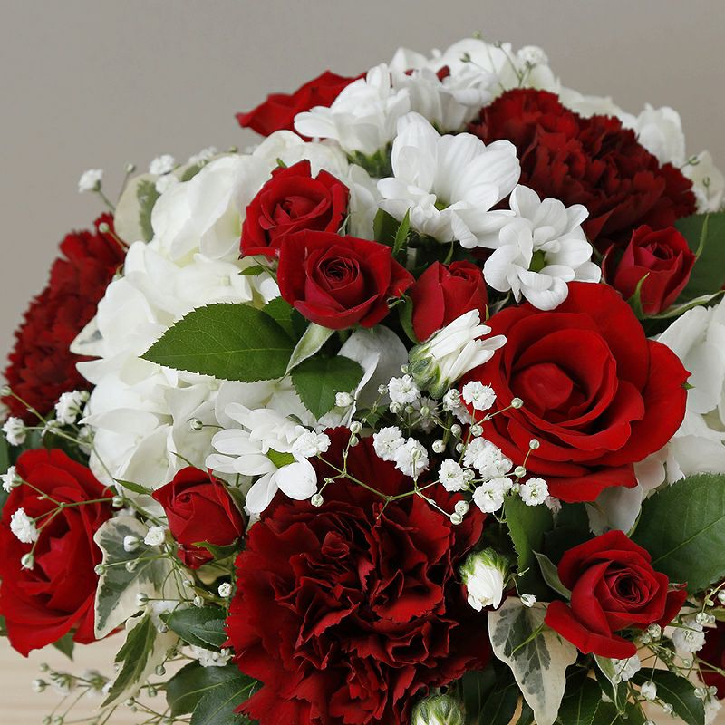 赤色と白色の花束、アレンジメント。お祝い・記念日に贈るお花のプレゼント・贈り物