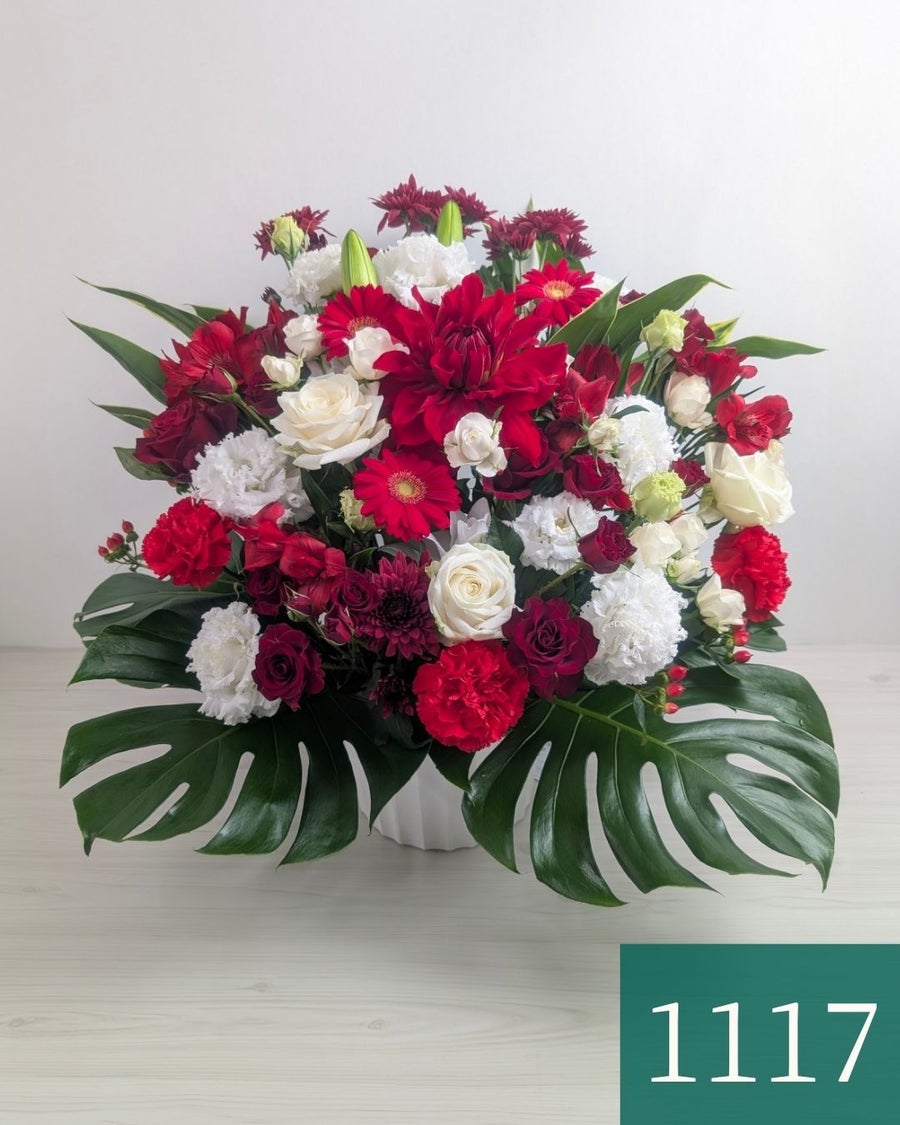 赤色と白色の花束、アレンジメント。お祝い・記念日に贈るお花のプレゼント・贈り物