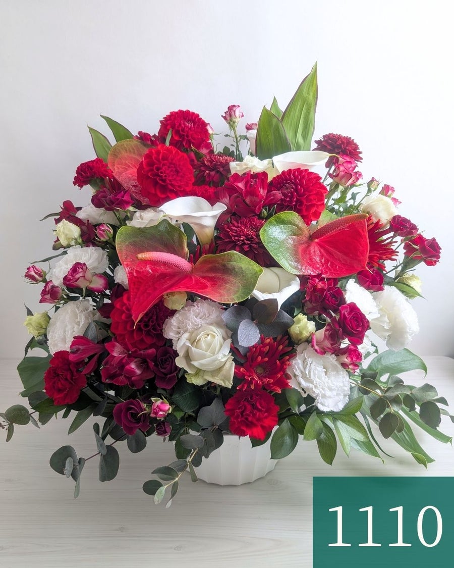 赤色と白色の花束、アレンジメント。お祝い・記念日に贈るお花のプレゼント・贈り物