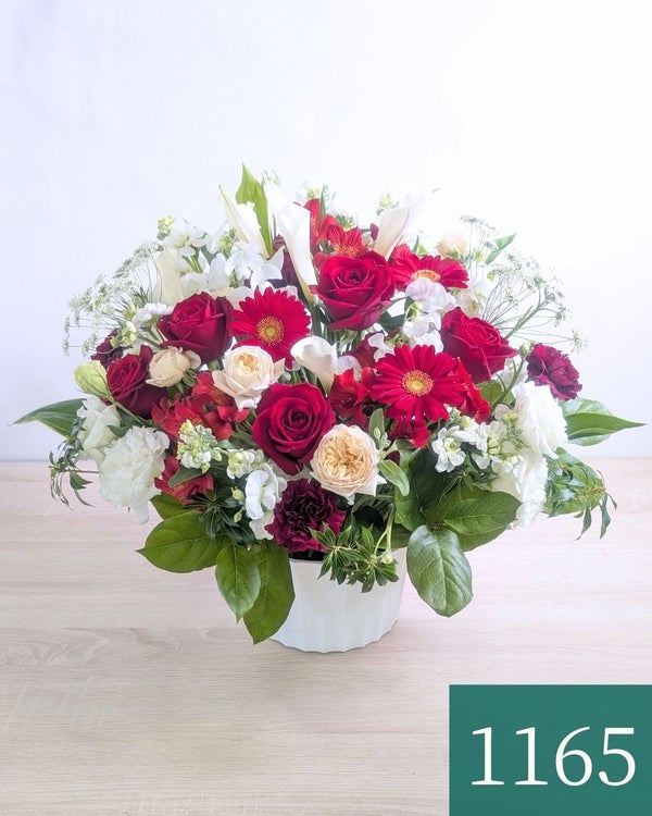 赤色と白色の花束、アレンジメント。お祝い・記念日に贈るお花のプレゼント・贈り物
