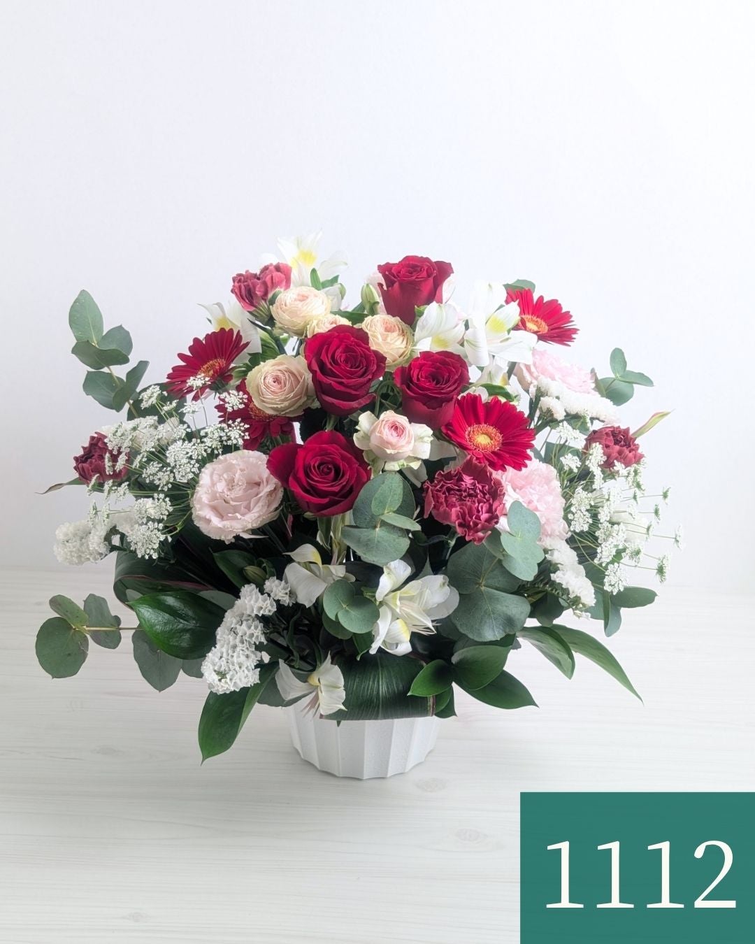 赤色と白色の花束、アレンジメント。お祝い・記念日に贈るお花のプレゼント・贈り物