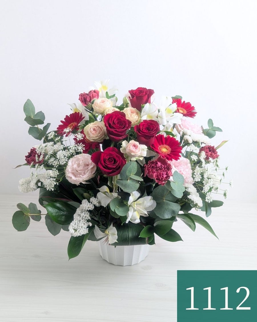 赤色と白色の花束、アレンジメント。お祝い・記念日に贈るお花のプレゼント・贈り物