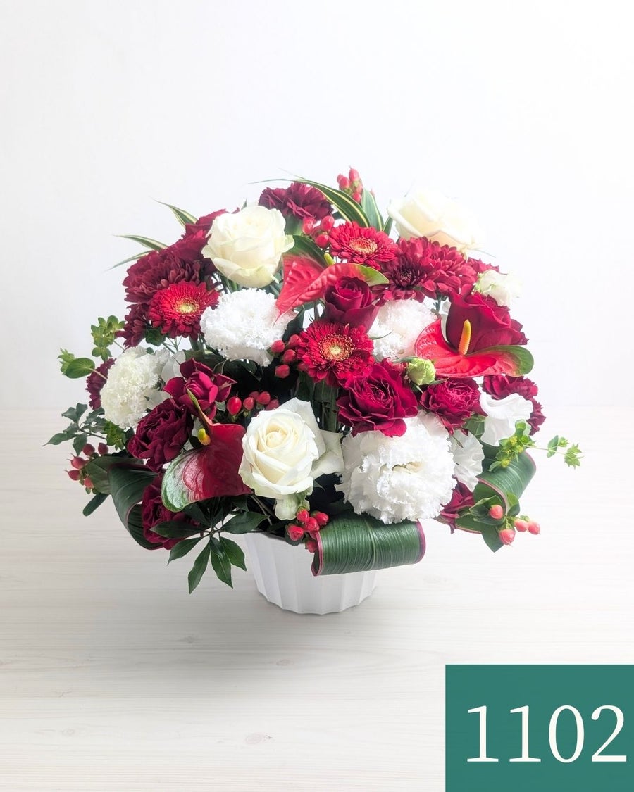 紅白のアレンジメント 花ギフト Mサイズ （ことぶき）｜おしゃれな花束・アレンジ通販【最短翌日着】｜花以想（はないも）