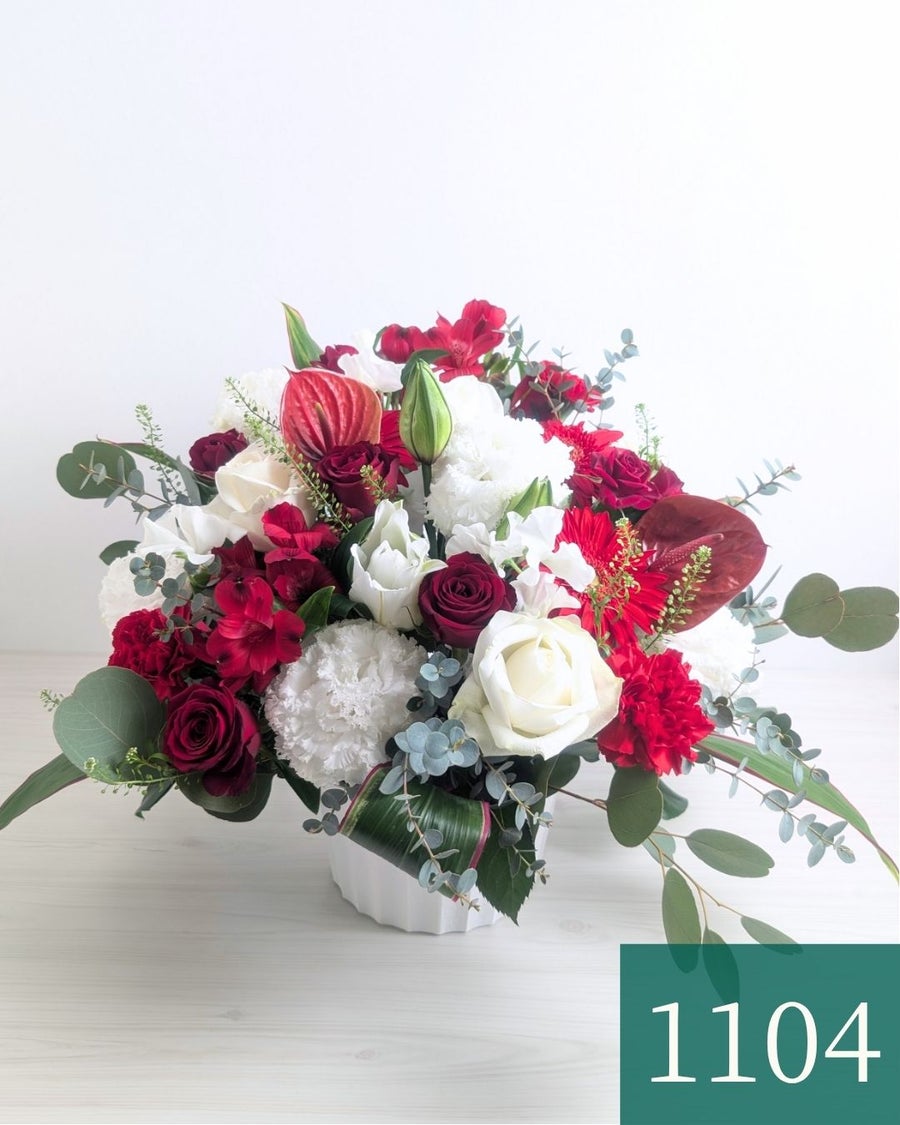 赤色と白色の花束、アレンジメント。お祝い・記念日に贈るお花のプレゼント・贈り物