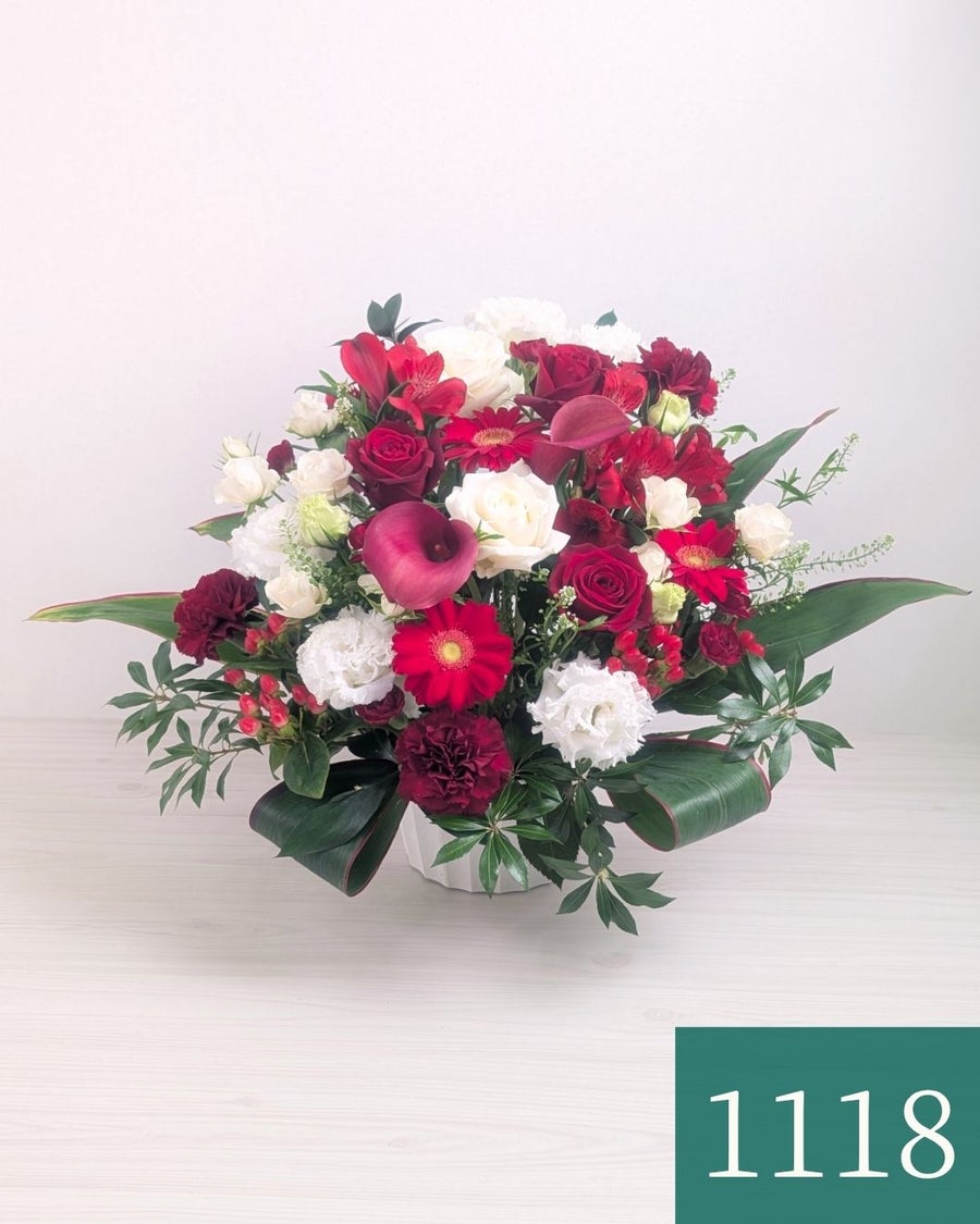 赤色と白色の花束、アレンジメント。お祝い・記念日に贈るお花のプレゼント・贈り物