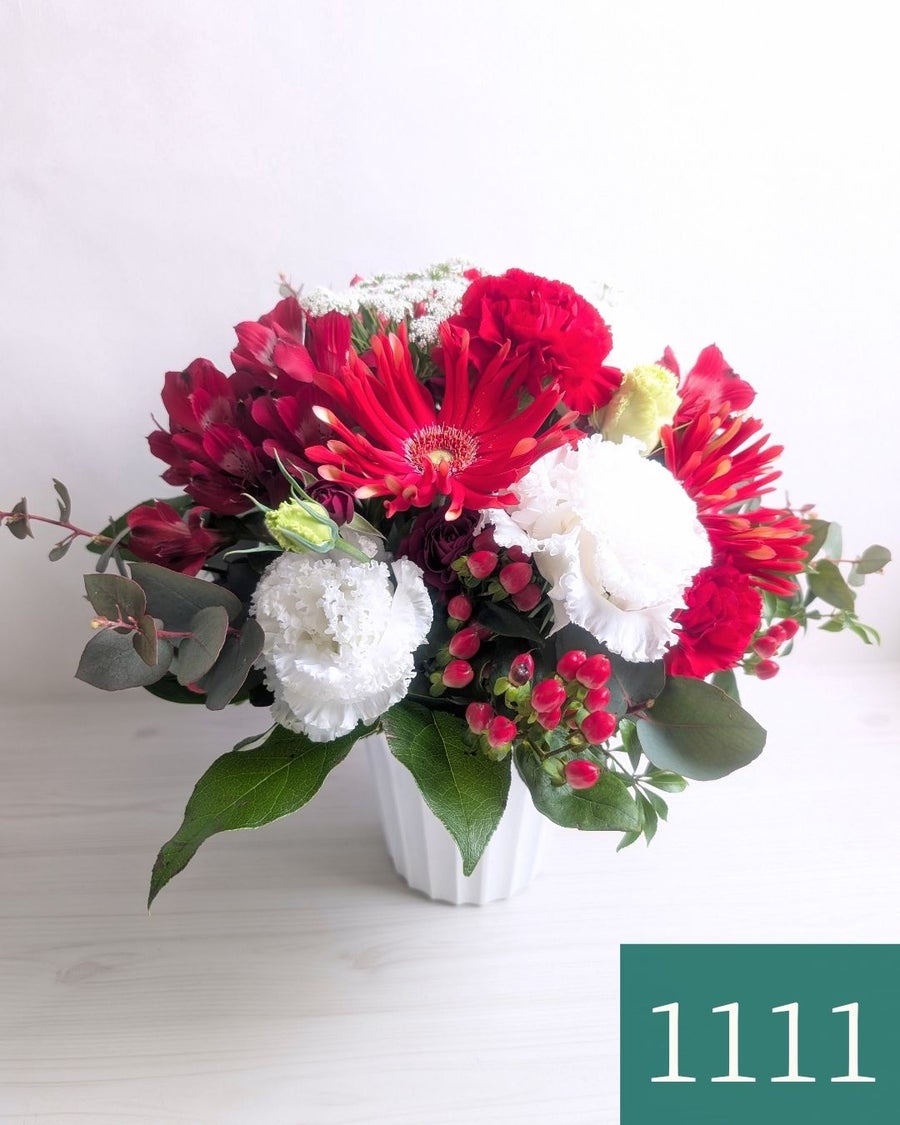 赤色と白色の花束、アレンジメント。お祝い・記念日に贈るお花のプレゼント・贈り物