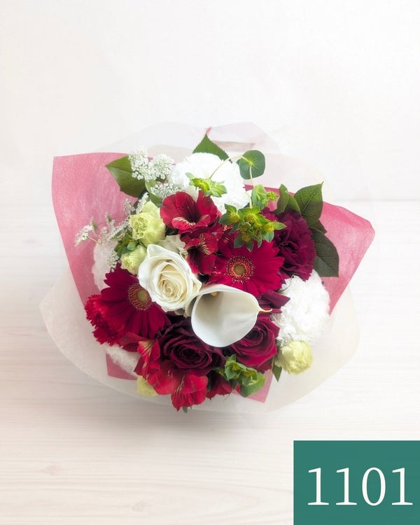 赤色と白色の花束、アレンジメント。お祝い・記念日に贈るお花のプレゼント・贈り物