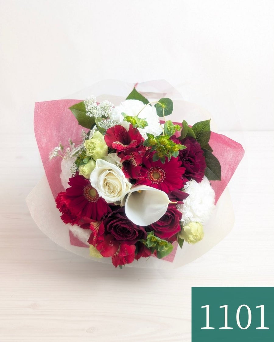 赤色と白色の花束、アレンジメント。お祝い・記念日に贈るお花のプレゼント・贈り物