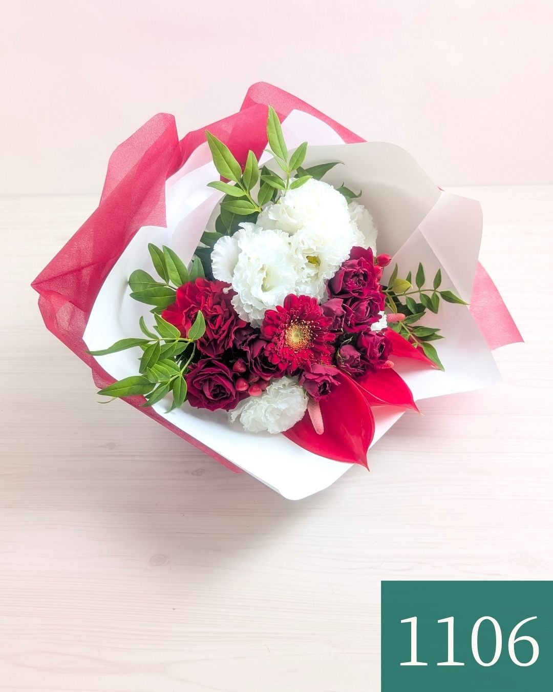 赤色と白色の花束、アレンジメント。お祝い・記念日に贈るお花のプレゼント・贈り物
