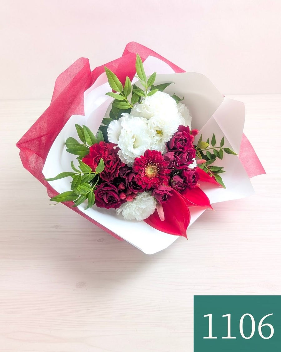 赤色と白色の花束、アレンジメント。お祝い・記念日に贈るお花のプレゼント・贈り物