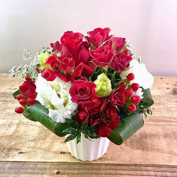 赤色と白色の花束、アレンジメント。お祝い・記念日に贈るお花のプレゼント・贈り物