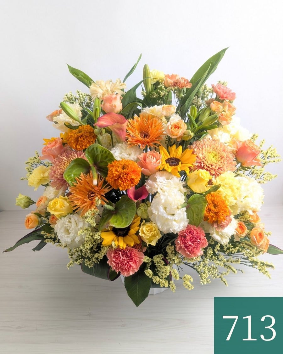 お花のプレゼント、贈り物。黄色とオレンジ色の花束・アレンジメントを贈る。フラワーギフト