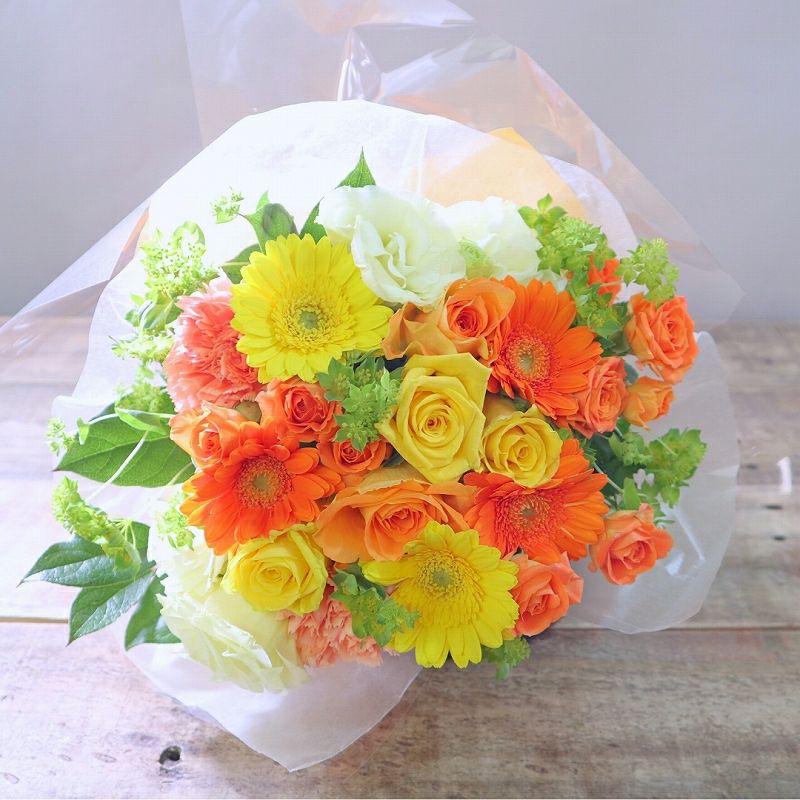 お花のプレゼント、贈り物。黄色とオレンジ色の花束・アレンジメントを贈る。フラワーギフト