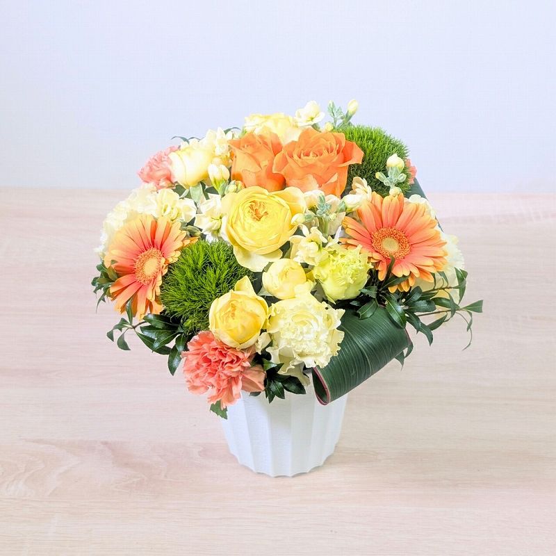お花のプレゼント、贈り物。黄色とオレンジ色の花束・アレンジメントを贈る。フラワーギフト