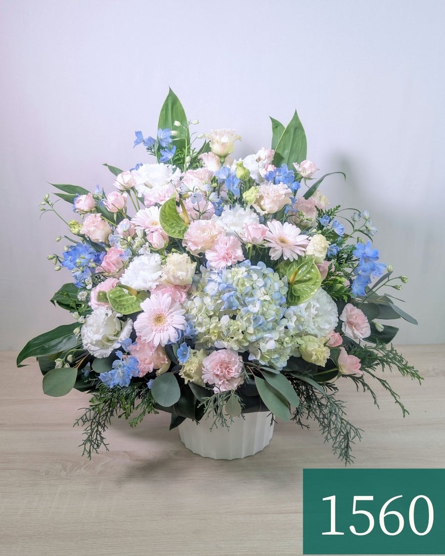 お花のプレゼント、贈り物。水色とピンク色の花束・アレンジメントを贈る。フラワーギフト