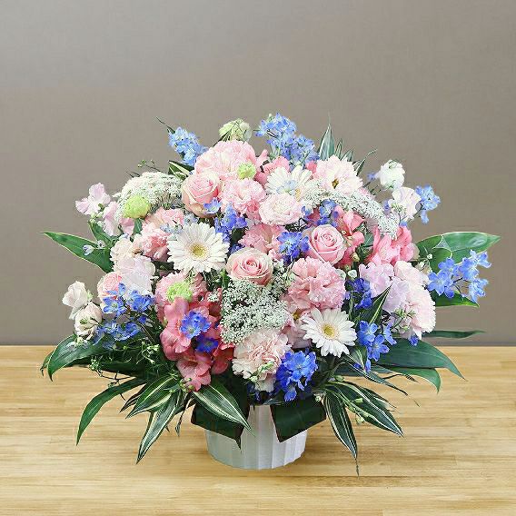 お花のプレゼント、贈り物。水色とピンク色の花束・アレンジメントを贈る。フラワーギフト
