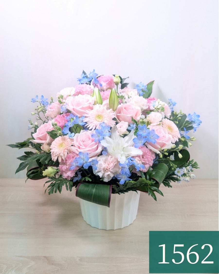 お花のプレゼント、贈り物。水色とピンク色の花束・アレンジメントを贈る。フラワーギフト