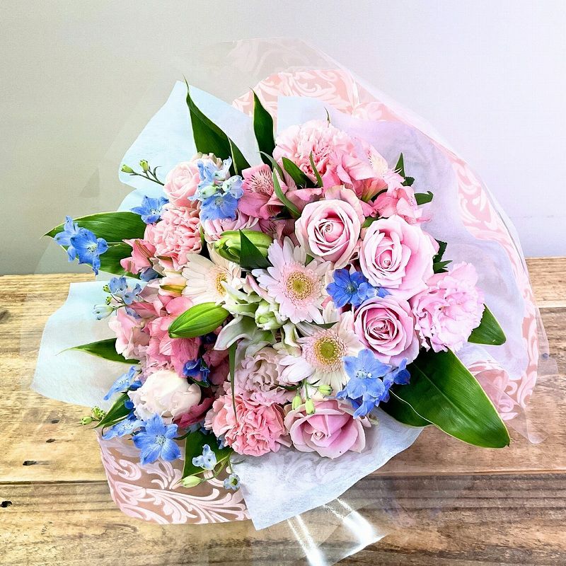 お花のプレゼント、贈り物。水色とピンク色の花束・アレンジメントを贈る。フラワーギフト