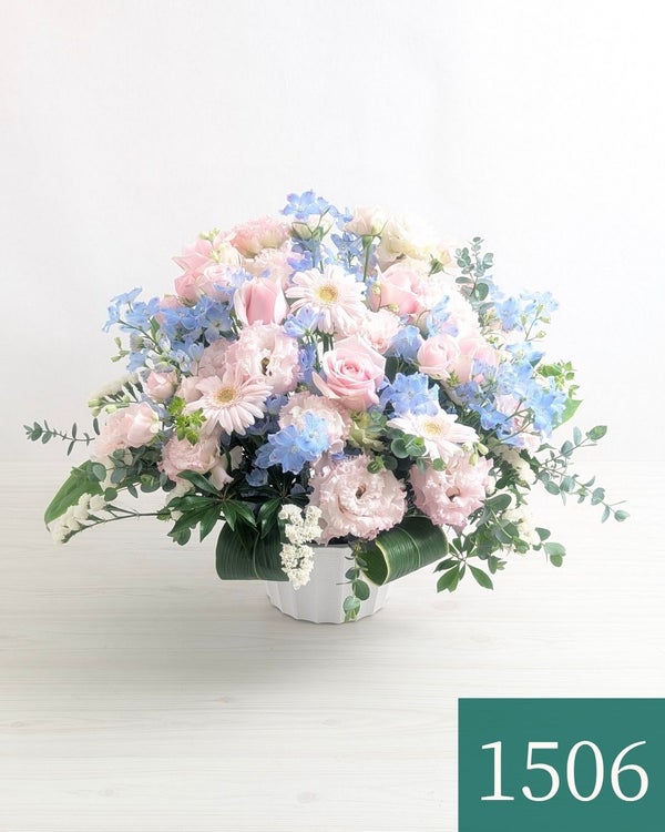 お花のプレゼント、贈り物。水色とピンク色の花束・アレンジメントを贈る。フラワーギフト